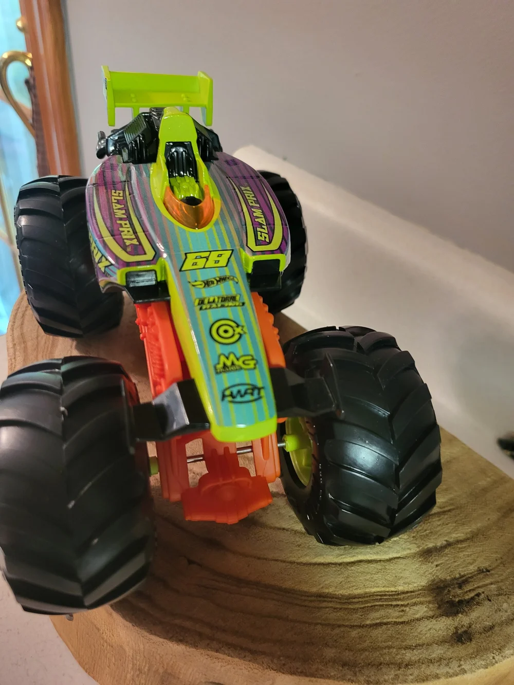 HOT WHEELS MONSTER TRUCKS SLAM PRIX OVERSIZED 1:24 SCALE